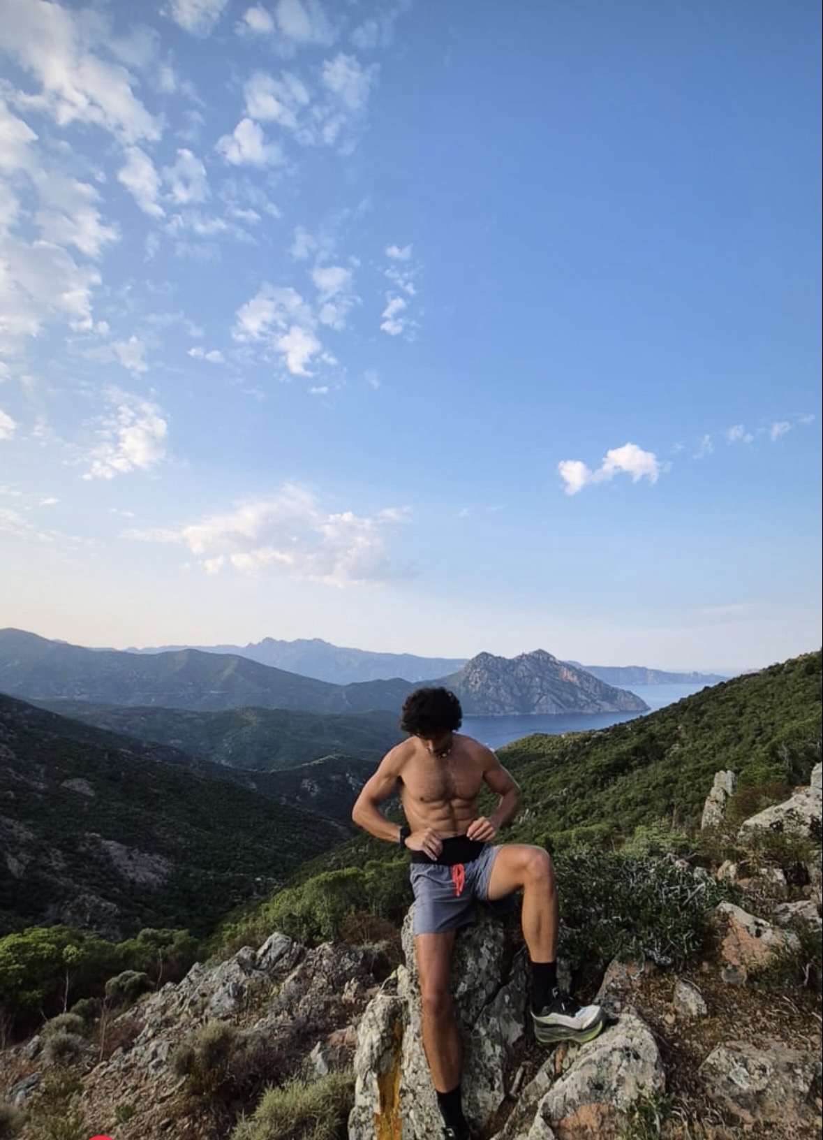 Axel en montagne face à la mer après une sortie