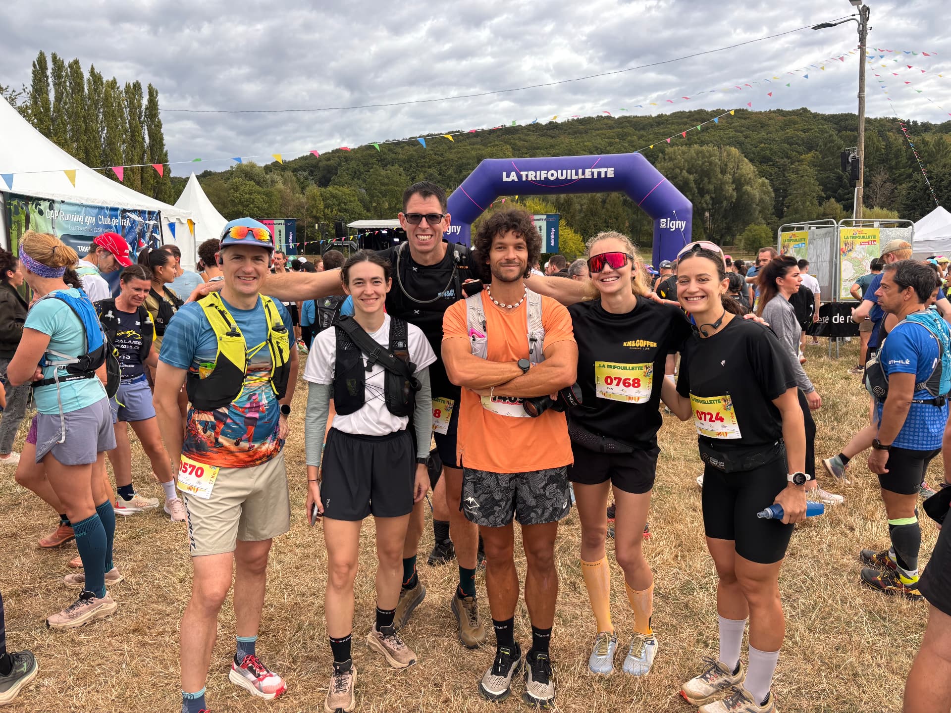 Groupe de coureurs souriants à La Trifouillette, l'esprit collectif du running